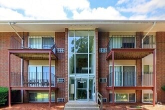 Building Photo - 10 Longwood Dr