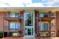 Building Photo - 10 Longwood Dr