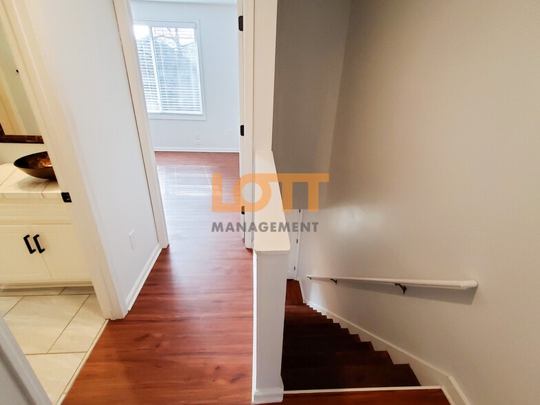 Building Photo - 32 Huntsfield Dr