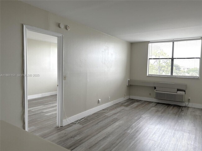 Building Photo - 2501 Riverside Dr