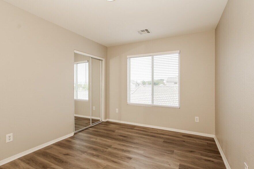 Building Photo - 1626 E Aspen Ave