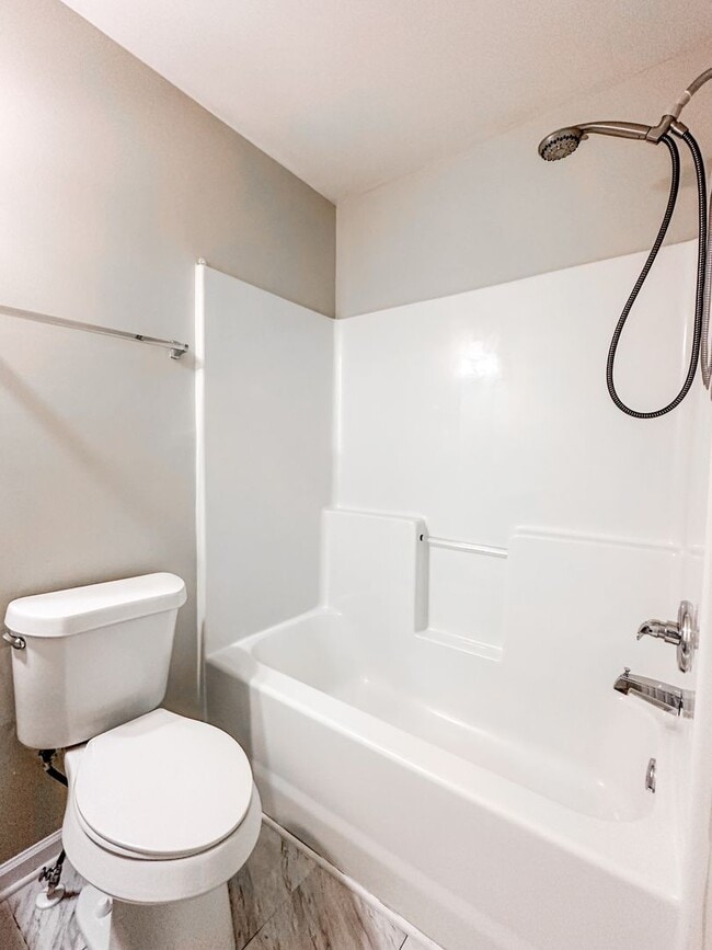 Building Photo - 3/2.5 Townhome in great Oakwood location