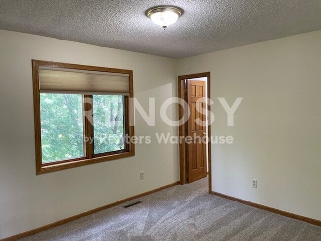 Building Photo - 4800 Sq. Ft. 5 Bedroom 4.5 Bath Home in Woodbury