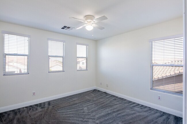 Building Photo - A MUST SEE 3BD/2.5BA SINGLE FAMILY HOME!