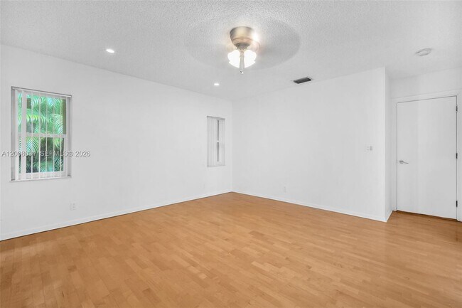 Building Photo - 3441 N Hills Dr