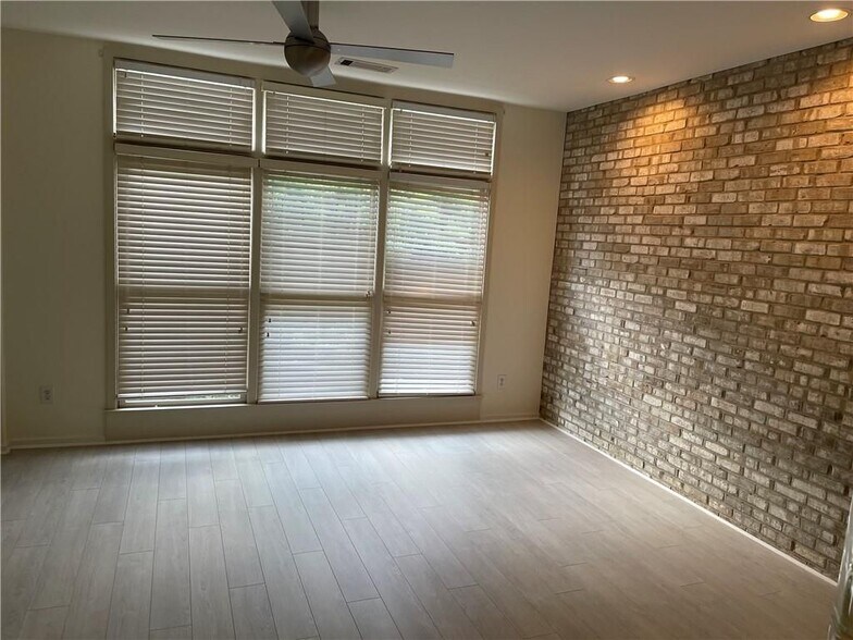 Building Photo - 1325 Peachtree View NE