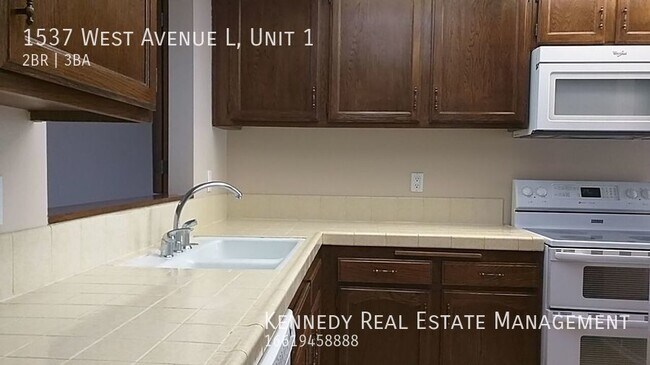 Building Photo - Location, Location, Location! 2 Bedroom To...