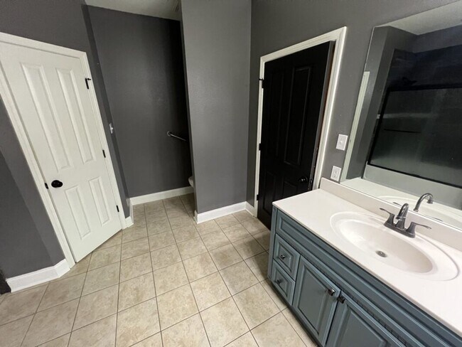 Building Photo - Must See! 2 BR 2 BA condominium located in coveted Juban Courts