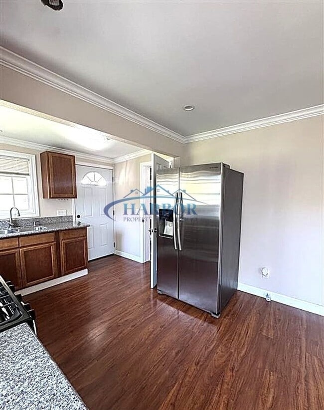 Building Photo - **** HOLIDAY MOVE IN SPECIAL- First Month Free!! Spend it on the Couch Instead!*** Charming Studi...