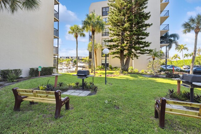 Building Photo - 4 Royal Palm Way