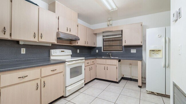 Building Photo - 604 Roselyn Ave