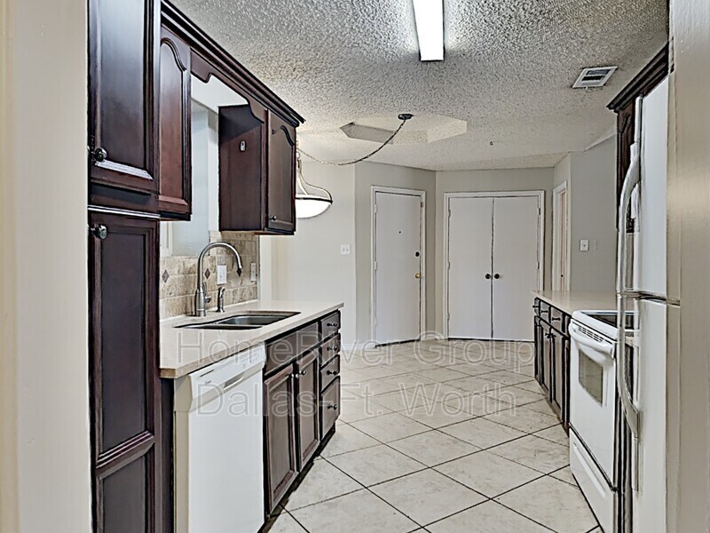 Building Photo - 2510 Valley View Dr