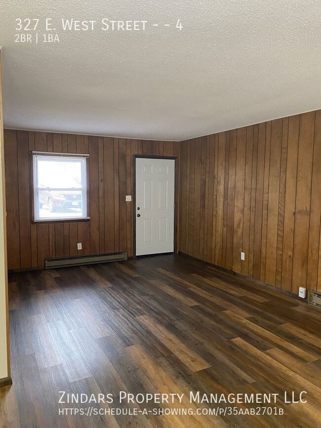 Building Photo - Updated 2 bedroom 1 bathroom apartment loc...