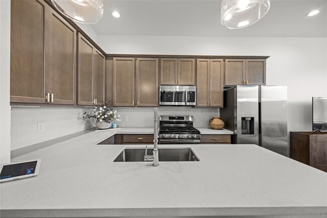 Building Photo - 1550 W Tidwell Rd