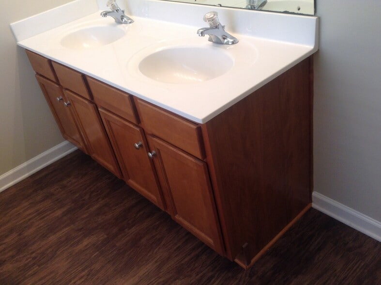 Building Photo - 1919 Sunset Village Dr