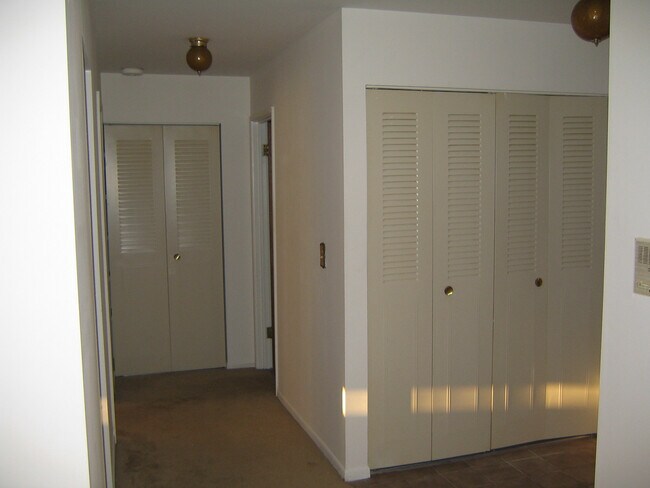 Building Photo - 1301 S Finley Rd