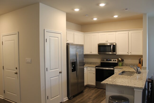 Building Photo - 1523 Stanford Ln