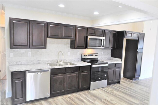 Building Photo - Colonial Heights