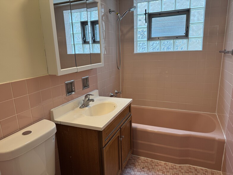 Building Photo - 2936 W Touhy Ave