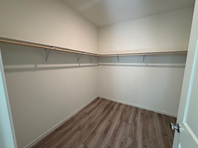 Building Photo - Beautiful, Single Story 3 Bedroom Home in ...