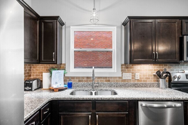 Building Photo - Large 3 Bedroom 3 1/2 Bath Condo For Rent ...
