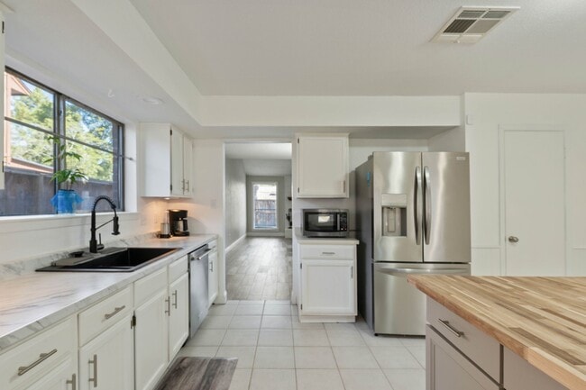 Building Photo - 25534 Sugar Valley Ln