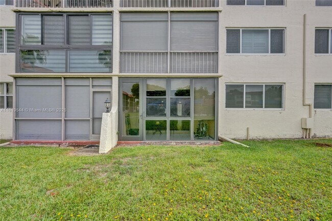 Building Photo - 9410 N Hollybrook Lake Dr
