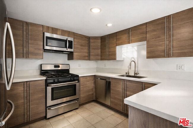 Building Photo - 2633 N Commonwealth Ave