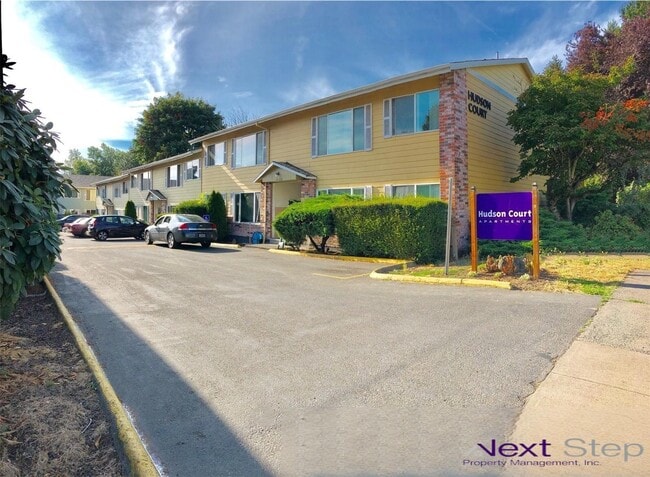 Building Photo - **$750 DEPOSIT + FREE FIRST MONTH'S RENT** Spacious Top Floor Unit~ Great Natural Light~ Updated ...