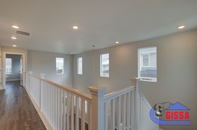 Building Photo - Beautiful, modern townhouse with primary b...