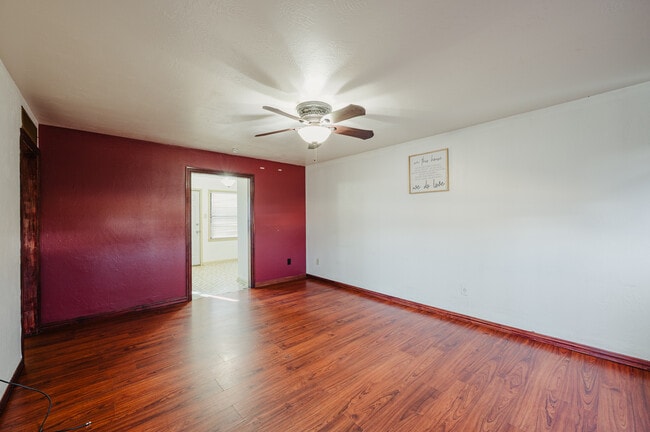 Building Photo - 610 E 54th St