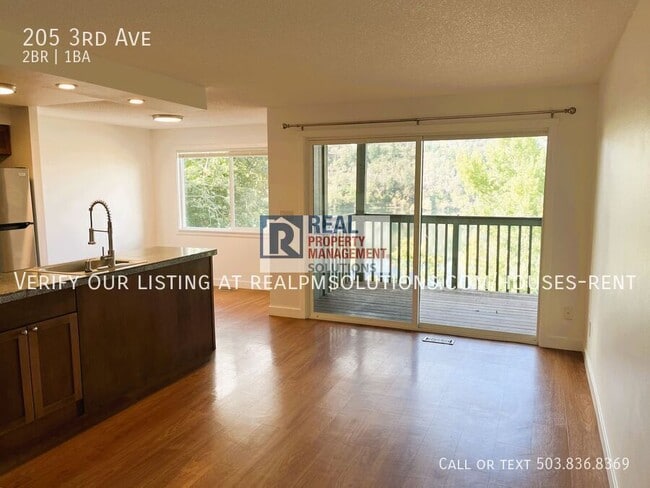 Building Photo - 205 3rd Ave