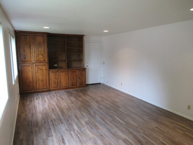 Building Photo - Three Bedroom Duplex in South Salem