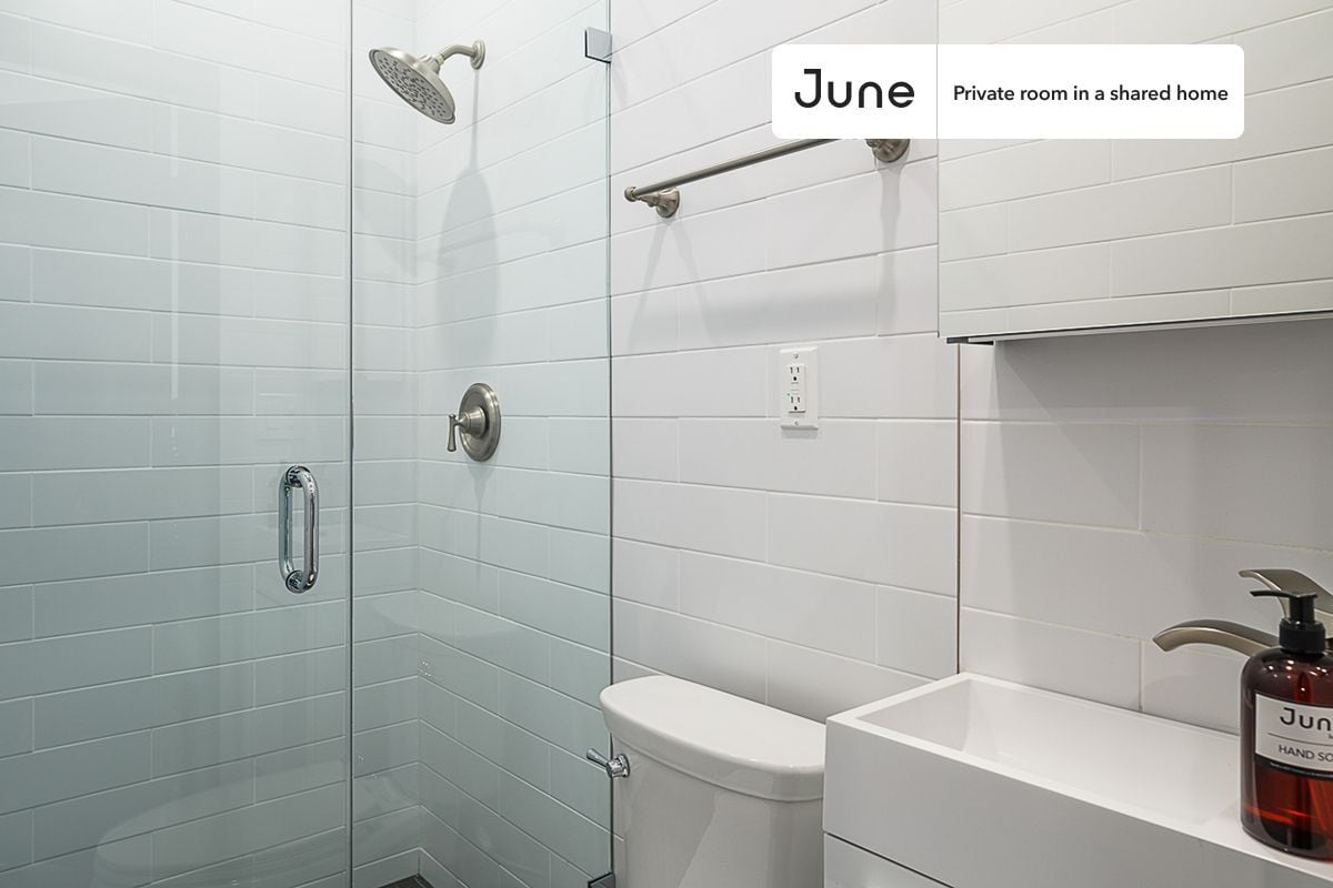 Building Photo - Private bedroom in 3 bed/2 bath Home