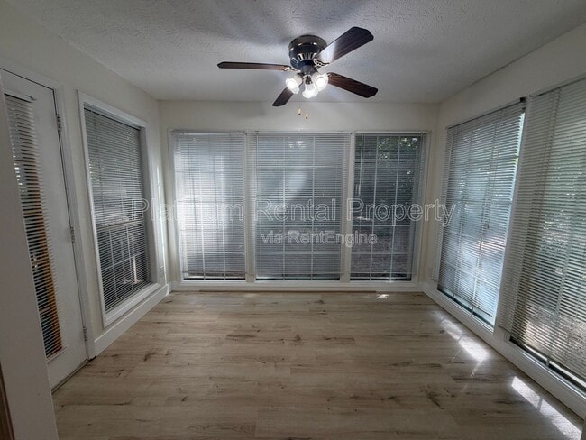Building Photo - 906 Country Park Dr