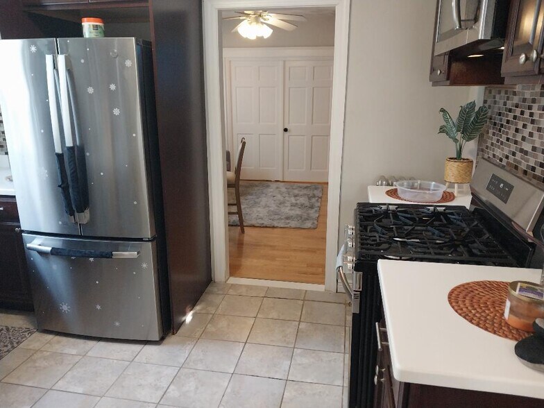 Building Photo - 129 Lyme St