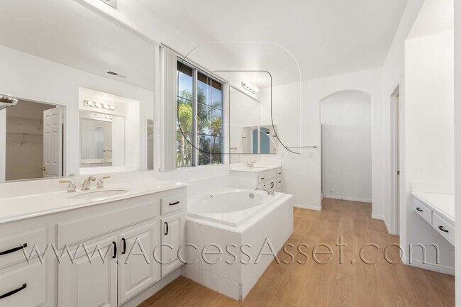 Building Photo - Huge 5 Bed/ 3.5 Bath Home In Desirable Gated Rancho Madera community In Temecula!