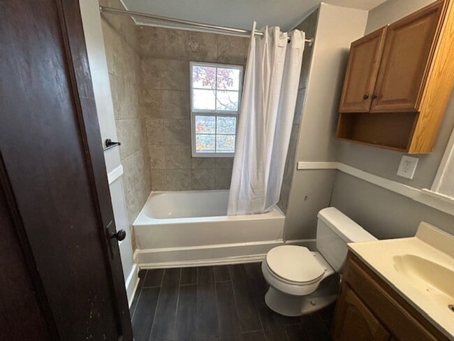 Building Photo - 3237-3237 Grove Ave