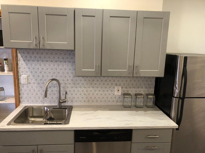 Building Photo - 185 1/2 Home St