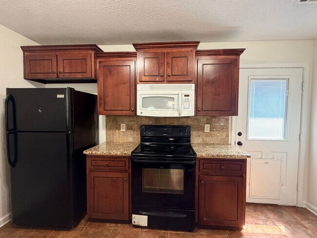 Building Photo - Affordable, Adorable & Move-In Ready!