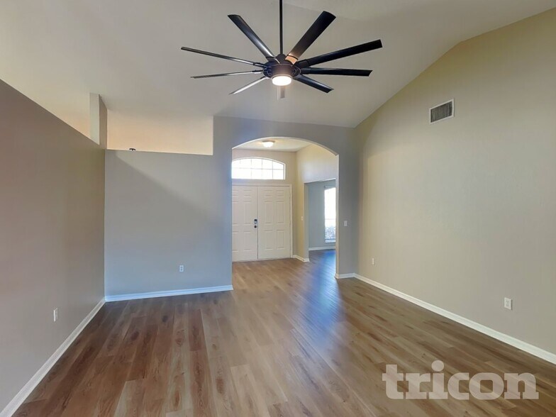 Building Photo - 7152 Summit Dr