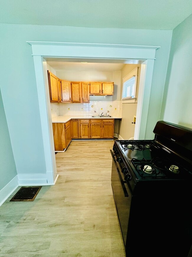 Building Photo - Adorable 2 bedroom home with two living ar...