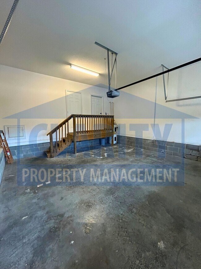 Building Photo - 3131 Pin Oaks Cir NE