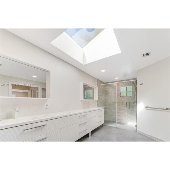 Building Photo - 140 N Hibiscus Dr