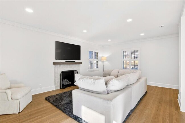 Building Photo - 2226 Melante Dr NE