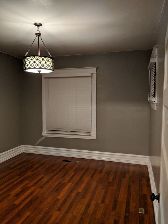 Building Photo - Beautiful Home!  Perfect combo of old world charm with modern finishes & ammenities!