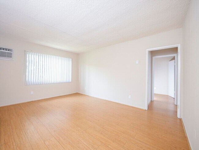 Interior Photo - 21736 Roscoe Blvd