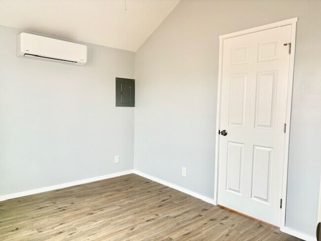 Building Photo - Terrace Ave Triplex- LT