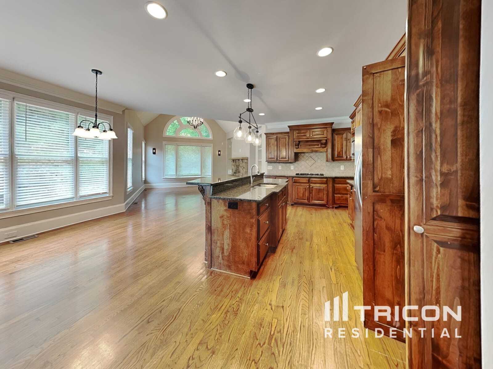Building Photo - 5840 Cool Springs Dr