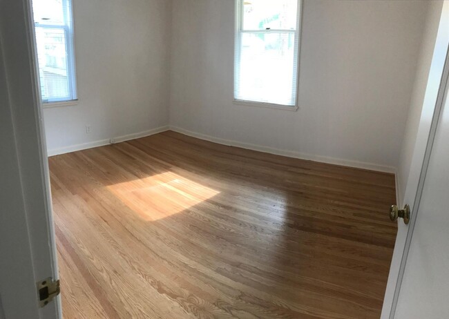 Building Photo - $3549 / 2br - 1300ft2 - Renovated Spacious...